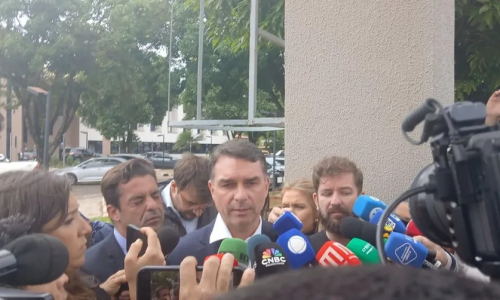 Flávio Bolsonaro denuncia restrições à alimentação especial de Jair Bolsonaro