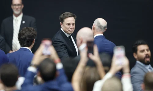 Elon Musk participa de memorial para Charlie Kirk nos EUA