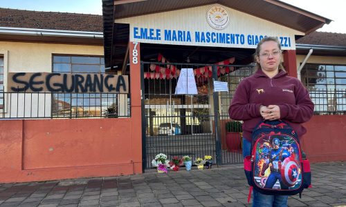 Familiares voltam à escola que foi alvo de ataque em Estação para buscar pertences dos alunos