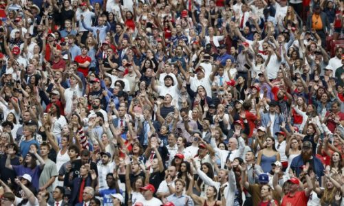 GLENDALE (USA), 21/09/2025.- Attendees react during the public memorial service of political activist Charlie Kirk at State Farm Stadium in Glendale, Arizona, USA, 21 September 2025. Kirk was shot and killed on 10 September during a stop on his American Comeback Tour organized by Turning Point USA at Utah Valley University. EFE/EPA/CAROLINE BREHMAN