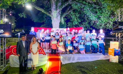 Celebração de Sucesso: CNA Idiomas reúne formandos e famílias em noite inesquecível