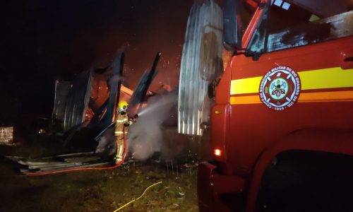 Incêndio destrói galpão no bairro Guabiroba em Santiago