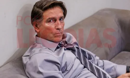 Primeiras imagens de Jim Caviezel caracterizado como Jair Bolsonaro vazam e geram repercussão nas redes