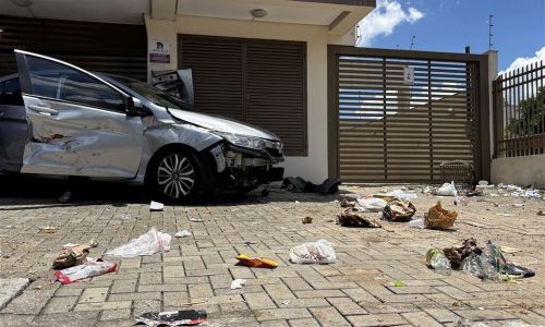 Mulher grávida perde controle do carro e colide contra lixeira e fachada de prédio em Camobi