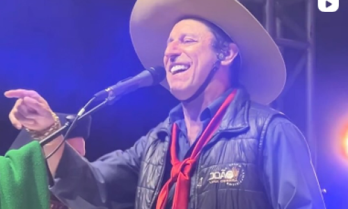 João Luiz Corrêa encerra a 35ª FECOBAT com show contagiante e consagra evento como um verdadeiro espetáculo